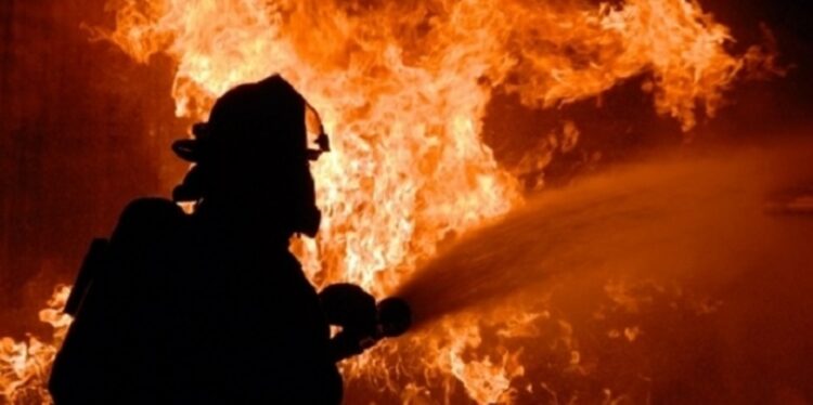 Incendiu puternic la o casă din satul Racovița!