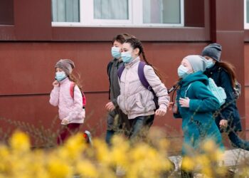 Elevii din Lucieni și Pucheni se întorc fizic la cursuri!