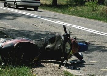 Bărbat rănit după ce s-a dezechilibrat și a căzut de pe moped!