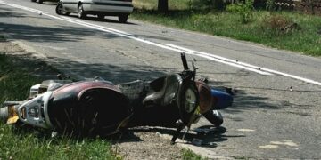 Bărbat rănit după ce s-a dezechilibrat și a căzut de pe moped!