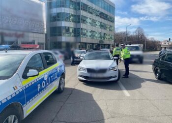 Polițiștii le-au amendat pe șoferițe cu flori de 8 Martie!