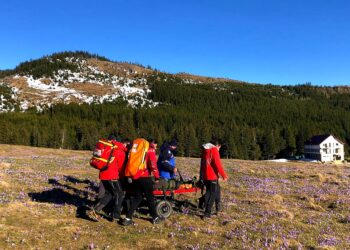 Turistă din Bran ajutată de jandarmii montani și salvamontiști