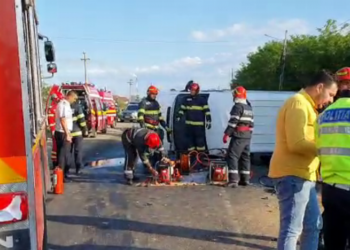 Microbuz ce transporta elevi, a fost implicat într-un accident, lângă Târgovişte.