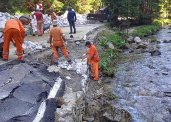 Se lucrează la DJ714 în munte, tronsonul care asigură accesul în Platoul Peștera-Padina!