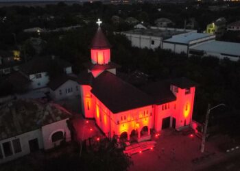 Biserica Sf loan Botezatorul din Titu se alătură clădirilor iluminate în roşu, de Ziua naţională pentru comemorarea martirilor Brâncoveni şi de conştientizare a violenţelor împotriva creştinilor.