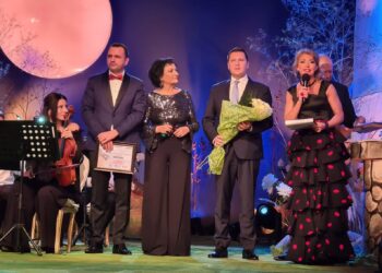 Astăzi, la Târgoviște, începe a 54-a ediție a Festivalului Naţional de Interpretare şi Creaţie a Romanţei „Crizantema de aur”.