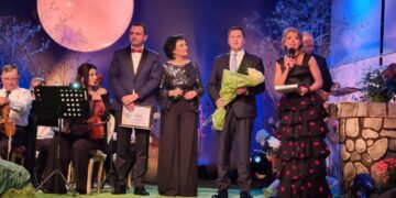 Astăzi, la Târgoviște, începe a 54-a ediție a Festivalului Naţional de Interpretare şi Creaţie a Romanţei „Crizantema de aur”.