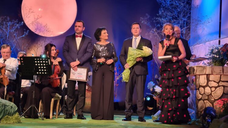 Astăzi, la Târgoviște, începe a 54-a ediție a Festivalului Naţional de Interpretare şi Creaţie a Romanţei „Crizantema de aur”.