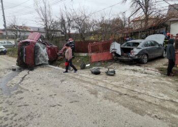 ACCIDENT GRAV LA LUDEȘTI! UN AUTOTURISM S-A RĂSTURNAT DUPĂ IMPACTUL CU O ALTĂ MAȘINĂ