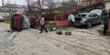 ACCIDENT GRAV LA LUDEȘTI! UN AUTOTURISM S-A RĂSTURNAT DUPĂ IMPACTUL CU O ALTĂ MAȘINĂ