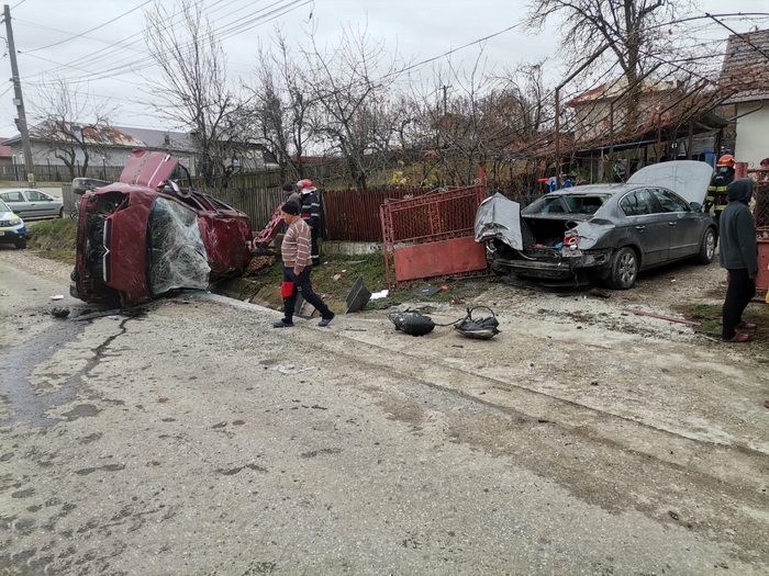 ACCIDENT GRAV LA LUDEȘTI! UN AUTOTURISM S-A RĂSTURNAT DUPĂ IMPACTUL CU O ALTĂ MAȘINĂ