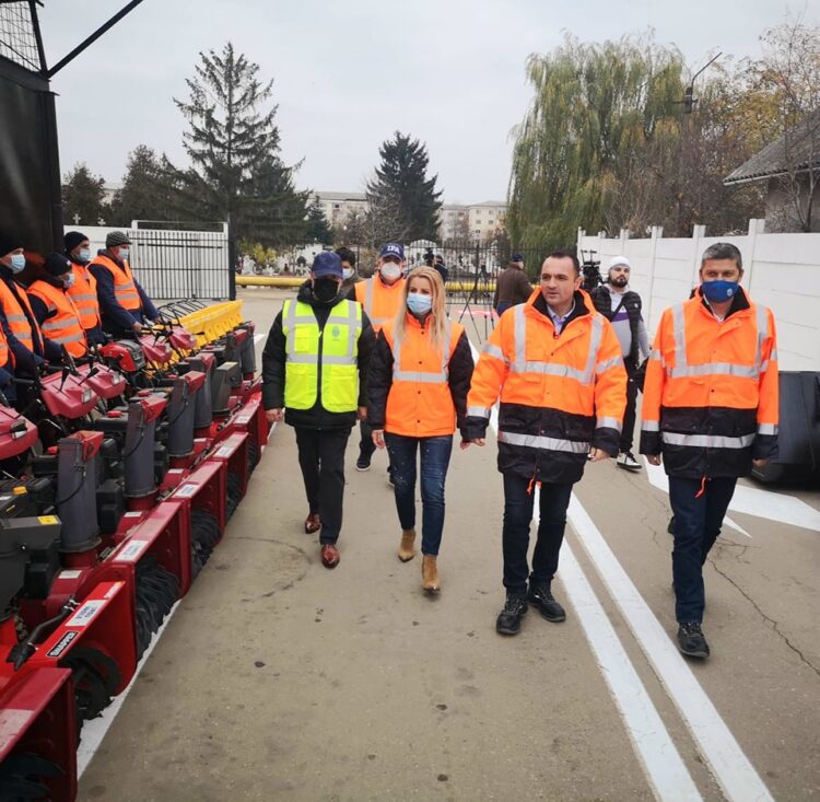 În această dimineață, am verificat în teren mijloacele materiale si resursele umane pe care administrația locală targovișteană le are la dispoziție în vederea derulării activității de deszăpezire