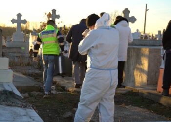 AU PROFANAT ZECE MORMINTE IN CORBII MARI! INDIVIZII FĂRĂ MILĂ AU DESCHIS ȘI COȘCIUGUL UNUI COPILAȘ DE DOI ANI