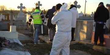 AU PROFANAT ZECE MORMINTE IN CORBII MARI! INDIVIZII FĂRĂ MILĂ AU DESCHIS ȘI COȘCIUGUL UNUI COPILAȘ DE DOI ANI