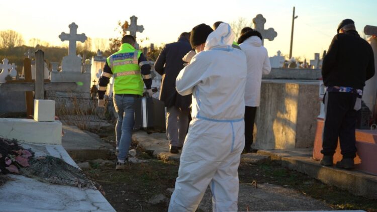 AU PROFANAT ZECE MORMINTE IN CORBII MARI! INDIVIZII FĂRĂ MILĂ AU DESCHIS ȘI COȘCIUGUL UNUI COPILAȘ DE DOI ANI
