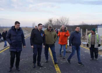 S-a reluat circulația pe podul pe DJ 720, peste pârâul Slănic, în comuna Gura Ocniței