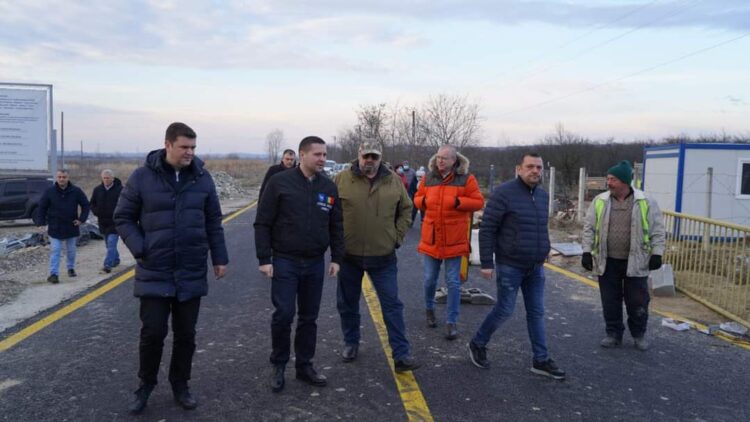 S-a reluat circulația pe podul pe DJ 720, peste pârâul Slănic, în comuna Gura Ocniței