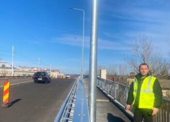 Continuă lucrările de reabilitare a pasajului peste calea ferată de pe DN 72
