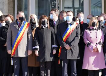 De Ziua Unirii, dâmbovițenii și-au dat mână cu mână  în Piața Mihai Tricolorului din municipiul Târgoviște Spectacol artistic oferit de Consiliul Județean Dâmbovița,  prin Centrul Județean de Cultură