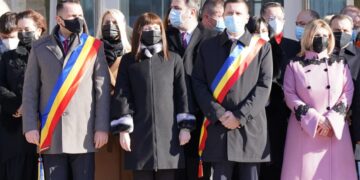 De Ziua Unirii, dâmbovițenii și-au dat mână cu mână  în Piața Mihai Tricolorului din municipiul Târgoviște Spectacol artistic oferit de Consiliul Județean Dâmbovița,  prin Centrul Județean de Cultură