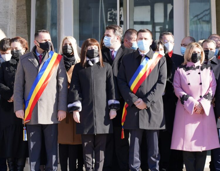 De Ziua Unirii, dâmbovițenii și-au dat mână cu mână  în Piața Mihai Tricolorului din municipiul Târgoviște Spectacol artistic oferit de Consiliul Județean Dâmbovița,  prin Centrul Județean de Cultură