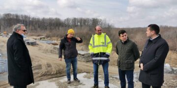 A început montarea structurii metalice a podului de peste râul Argeș din comuna Corbii Mari!