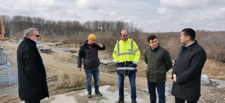 A început montarea structurii metalice a podului de peste râul Argeș din comuna Corbii Mari!