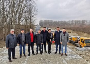 𝟑 𝐙𝐈𝐋𝐄! Atât a durat montarea imensei structuri metalice a podului de peste râul Argeș din comuna Corbii Mari!