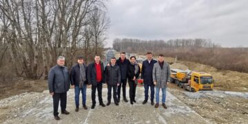 𝟑 𝐙𝐈𝐋𝐄! Atât a durat montarea imensei structuri metalice a podului de peste râul Argeș din comuna Corbii Mari!