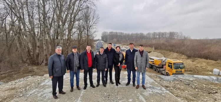 𝟑 𝐙𝐈𝐋𝐄! Atât a durat montarea imensei structuri metalice a podului de peste râul Argeș din comuna Corbii Mari!