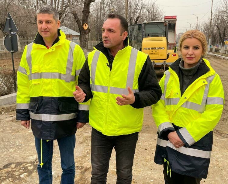 Continuă lucrările de reabilitare pe cel mai cunoscut bulevard târgoviștean