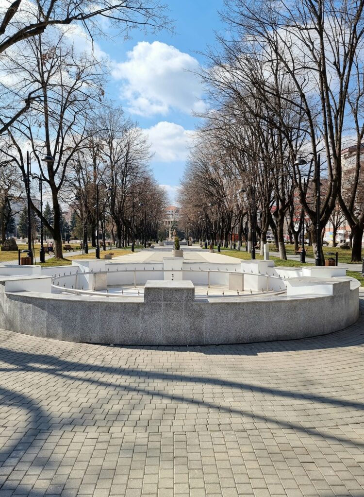 Alei și bănci curate în Parcul Mitropoliei!