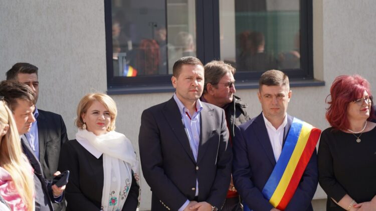 Autoritățile județene și locale au marcat astăzi finalizarea a două importante investiții  în comuna Corbii Mari