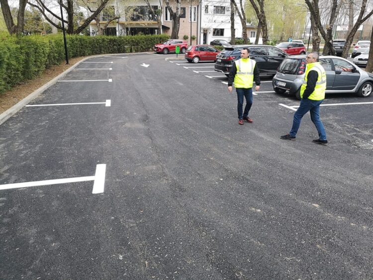 A fost finalizată parcarea din zona terenurilor de tenis din Parcul Chindia