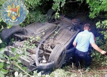 Doi adulți și un copil, salvați de jandarmi dintr-un autoturism răsturnat