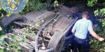 Doi adulți și un copil, salvați de jandarmi dintr-un autoturism răsturnat