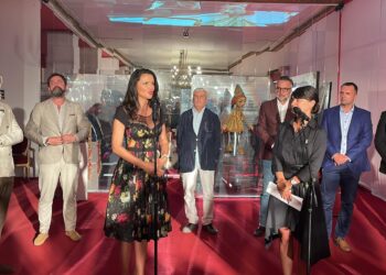 În această seară, foaierul teatrului Tony Bulandra a fost gazda vernisajului de pictură al artistei Carmen Olteanu, în prezenta ministrului Culturii, Lucian Romașcanu,