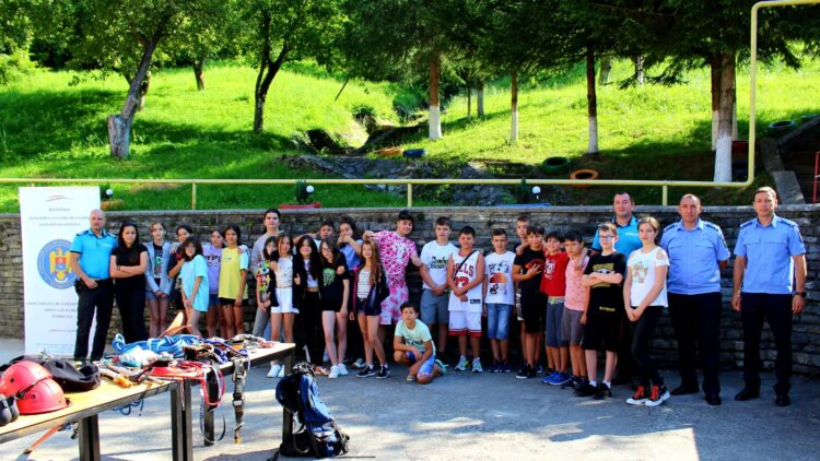 “Copiii muntelui” Dâmbovița, prima acțiune informativ-recreativă desfășurată de jandarmii montani