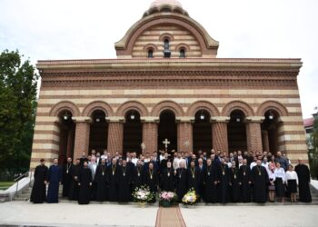 ABSOLVENȚII PROMOȚEI 2022 AI FACULTĂȚII DE TEOLOGIE DIN TÂRGOVIȘTE AU DEPUS JURĂMÂNTUL DE CREDINȚĂ