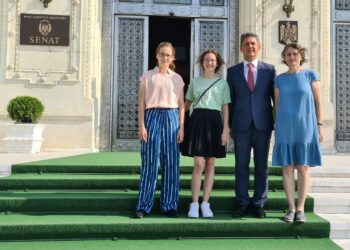 Senator Titus Corlățean, după vizita în România, la Palatul Parlamentului, a Nataliei și Esterei Furdui