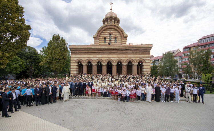 MII DE CREDINCIOȘI, OFICIALITĂȚI LOCALE, JUDEȚENE CÂT ȘI MEMBRI AI GUVERNULUI AU FOST PREZENȚI ASTĂZI LA  SĂRBĂTORIREA SFÂNTULUI IERARH NIFON, PATRIARHUL CONSTANTINOPOLULUI ŞI MITROPOLITUL ŢĂRII ROMÂNEŞTI