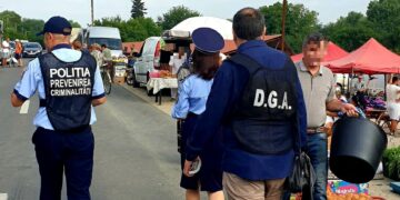 Acțiune stradală pentru siguranța cetățenilor desfășurată de jandarmi, polițiști și ofițeri anticorupție în târgul săptămânal din Potlogi