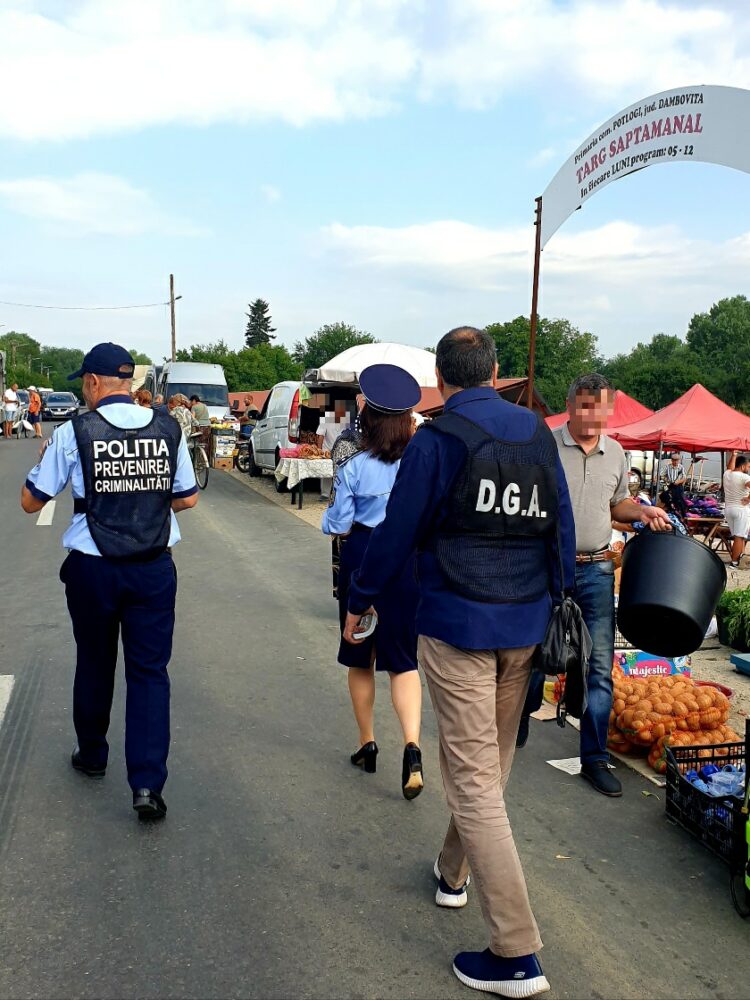 Acțiune stradală pentru siguranța cetățenilor desfășurată de jandarmi, polițiști și ofițeri anticorupție în târgul săptămânal din Potlogi