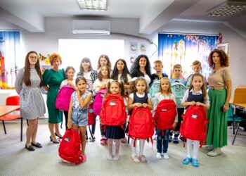 Primăria Titu a oferit ghiozdane și rechizite gratuite copiilor de la ,,Centrul de îngrijire de zi pentru copiii aflați în situații de risc din Orașul Titu,,