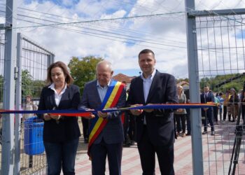 Un nou teren de sport multifuncțional și-a deschis, astăzi, porțile în comuna Hulubești