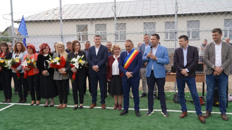 Prin Programul Județean de Dezvoltare Locală, comuna Dobra își extinde patrimoniul,  de astăzi, cu o bază sportivă modernă