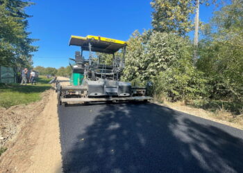 Asfaltările continuă în comuna Butimanu mai exact în Bărbuceanu
