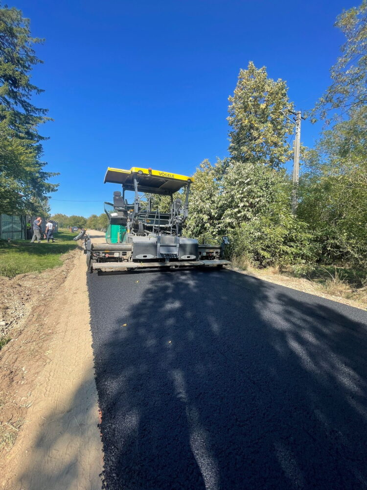 Asfaltările continuă în comuna Butimanu mai exact în Bărbuceanu