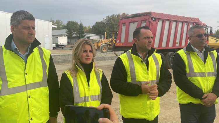 Au început asfaltările în curtea primei autogari publice din municipiul Târgoviște, construite după 1989