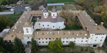 DUMINICĂ VA FI  RESFINȚITĂ BISERICA MÂNĂSTIRII VIFORÂTA